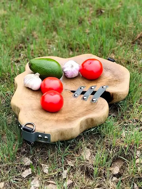 Minimalistyczna patera z drewna grabu - jasna tekstura idealna do wnętrz skandynawskich