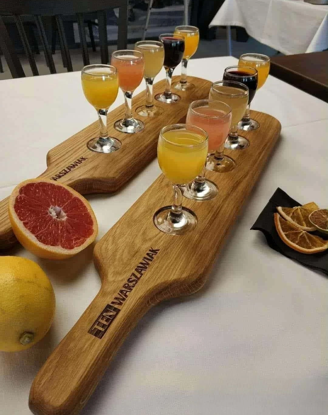 deski-dla-restauracji-ten-warszawiak-do-podawania-drinków-z-grawerem-firmy