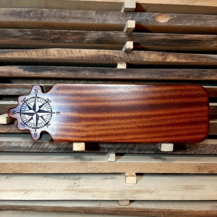 Mahoniowa deska do podawania z grawerem jachtu - luksusowy prezent do 200 zł dla żeglarza