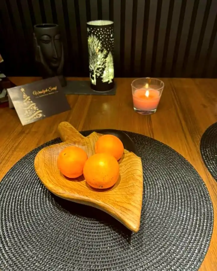 Ręcznie rzeźbiona patera dębowa w kształcie liścia - unikalna dekoracja stołu Nela Wood