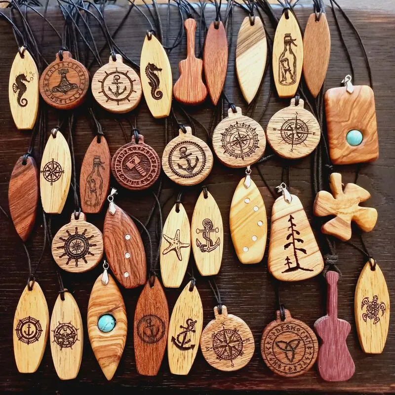 Unikatowe wisiorki z drewna egzotycznego Nela Wood – ręcznie robiona biżuteria męska i damska z grawerem