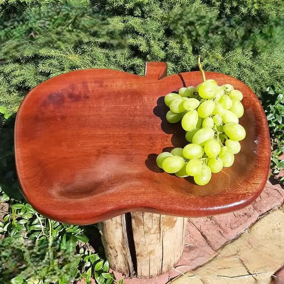 Artystyczna patera na owoce z drewna Meranti w kształcie jabłka - rękodzieło premium Nela Wood