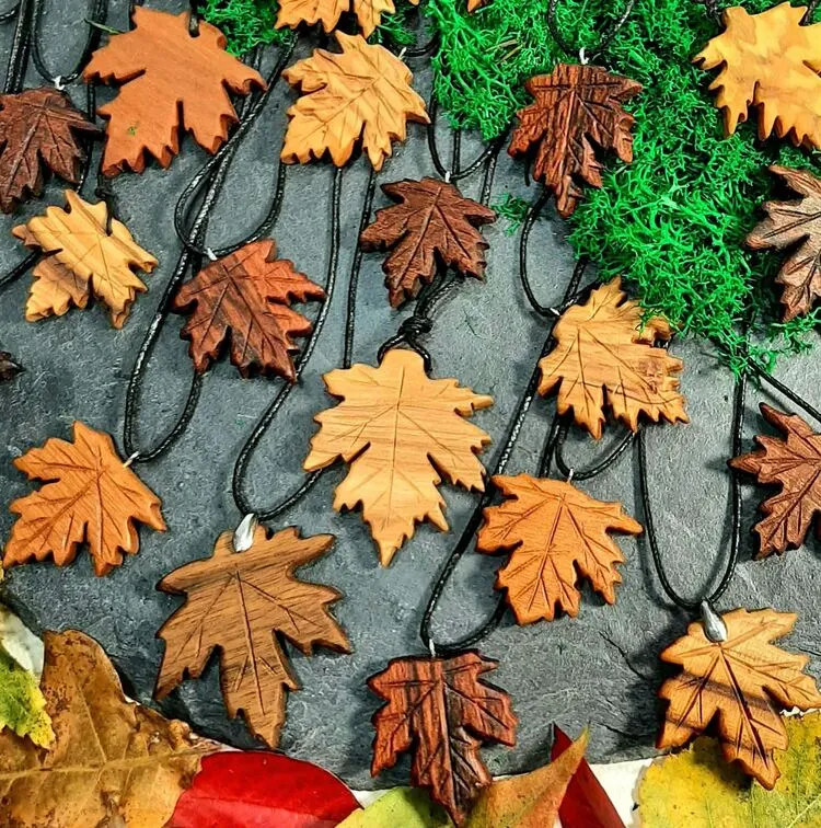 Drewniany wisiorek w kształcie liścia klonu - biżuteria ekologiczna handmade