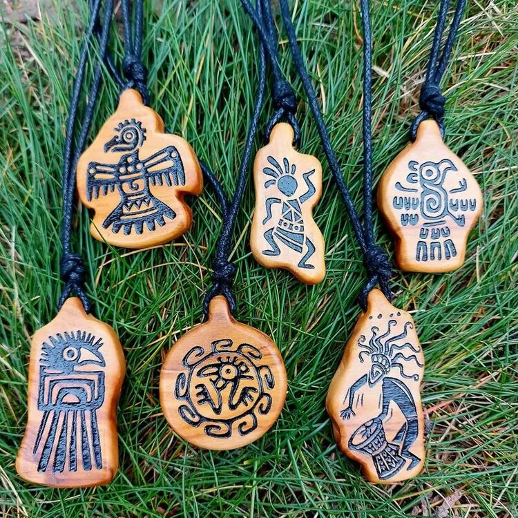 Wisiorek damski z drewna oliwnego z etnicznym wzorem - rękodzieło premium Nela Wood