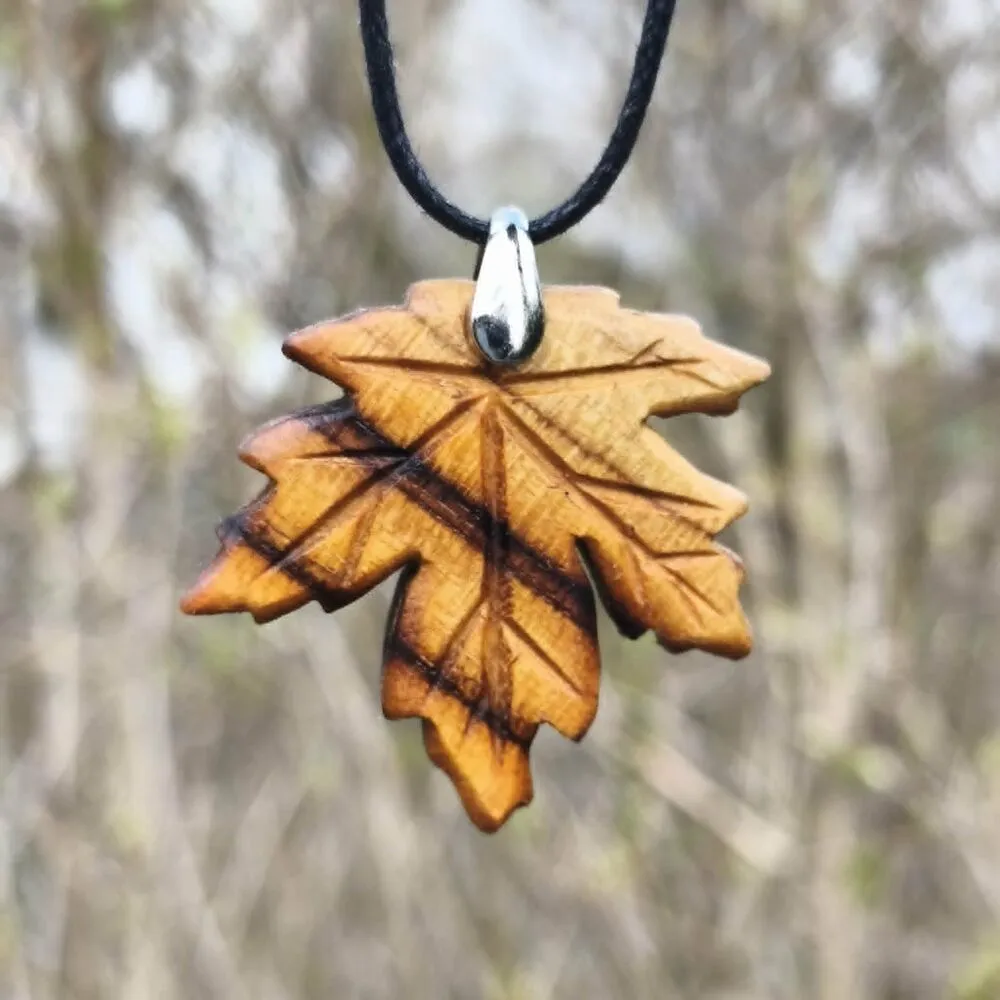 Wisiorek damski liść klonu z drewna tekowego - wodoodporna biżuteria handmade Nela Wood