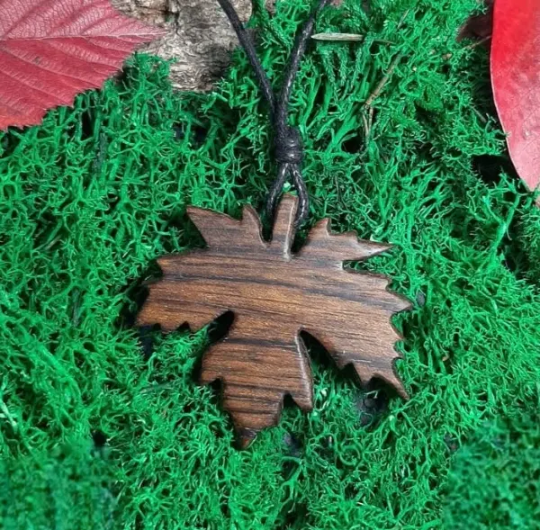 Damski wisiorek handmade z drewna Amazaque w kształcie liścia klonu - biżuteria artystyczna Nela Wood