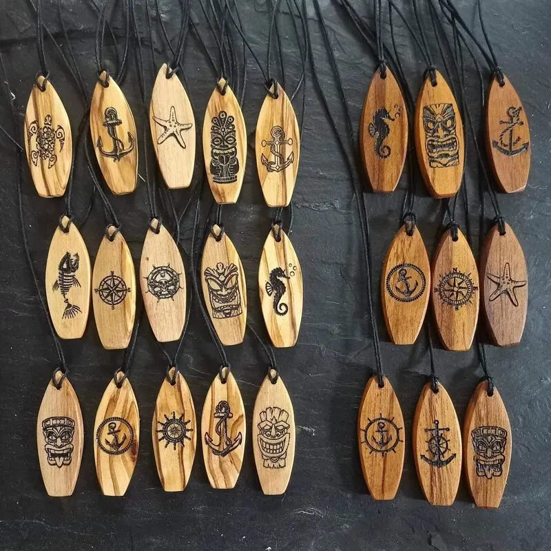 Wisiorek deska surfingowa z drewna oliwnego i tekowego z morskim grawerem