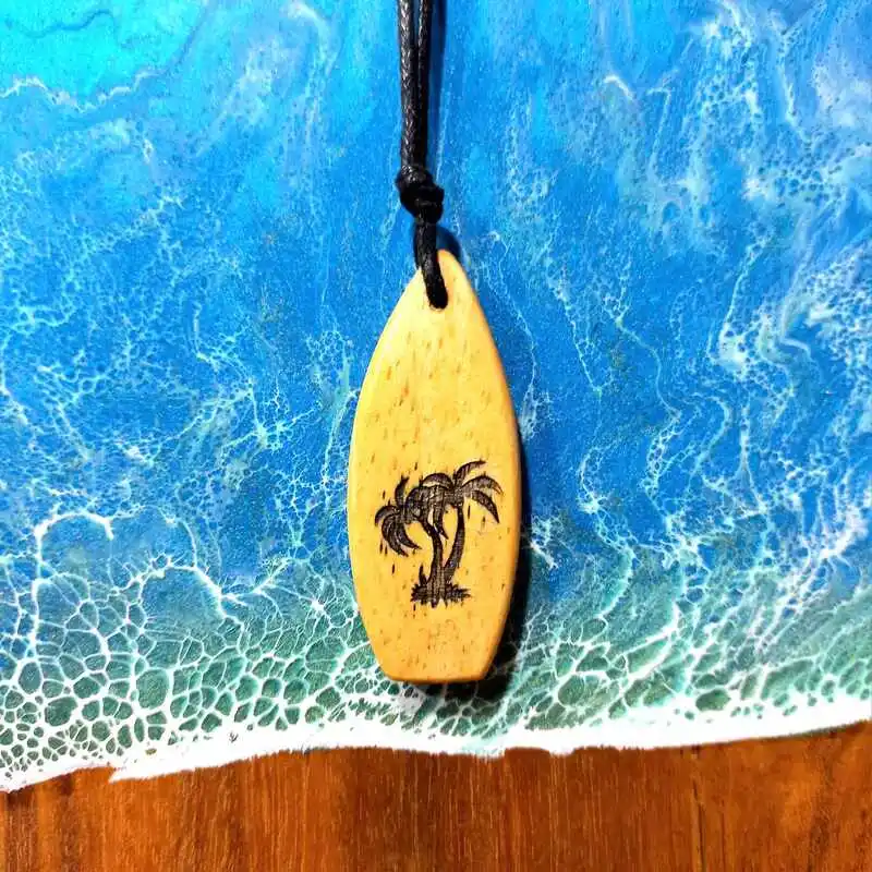 Wisiorek deska surfingowa z jasnego drewna Framire - styl marynistyczny i lekkość