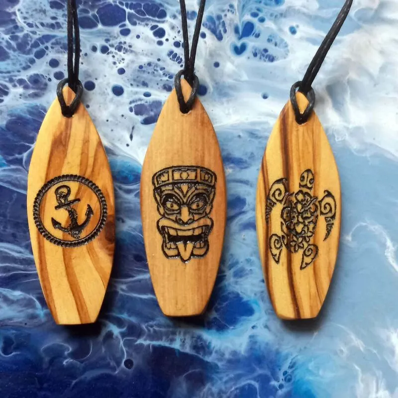 Ręcznie robiony wisiorek deska surfingowa z grawerem - biżuteria żeglarska Nela Wood z drewna egzotycznego