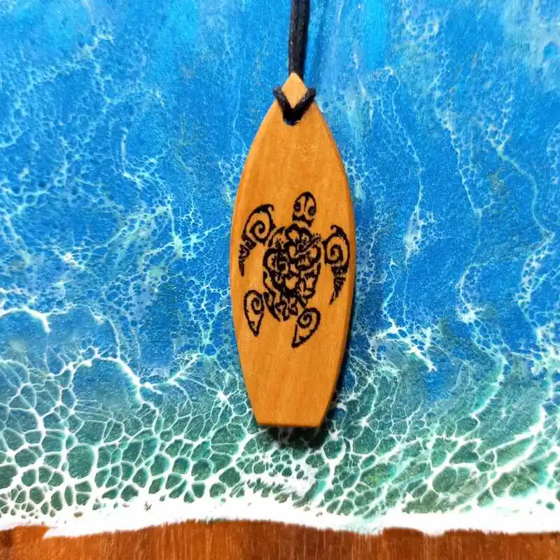 Wisiorek dla surfera z grawerem żółwia morskiego wykonany z szlachetnego drewna oliwnego