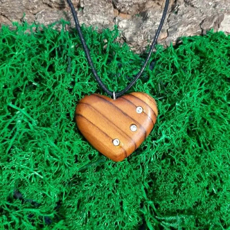 Wisiorek serce z surowego drewna egzotycznego Teak - odporna biżuteria premium Nela Wood