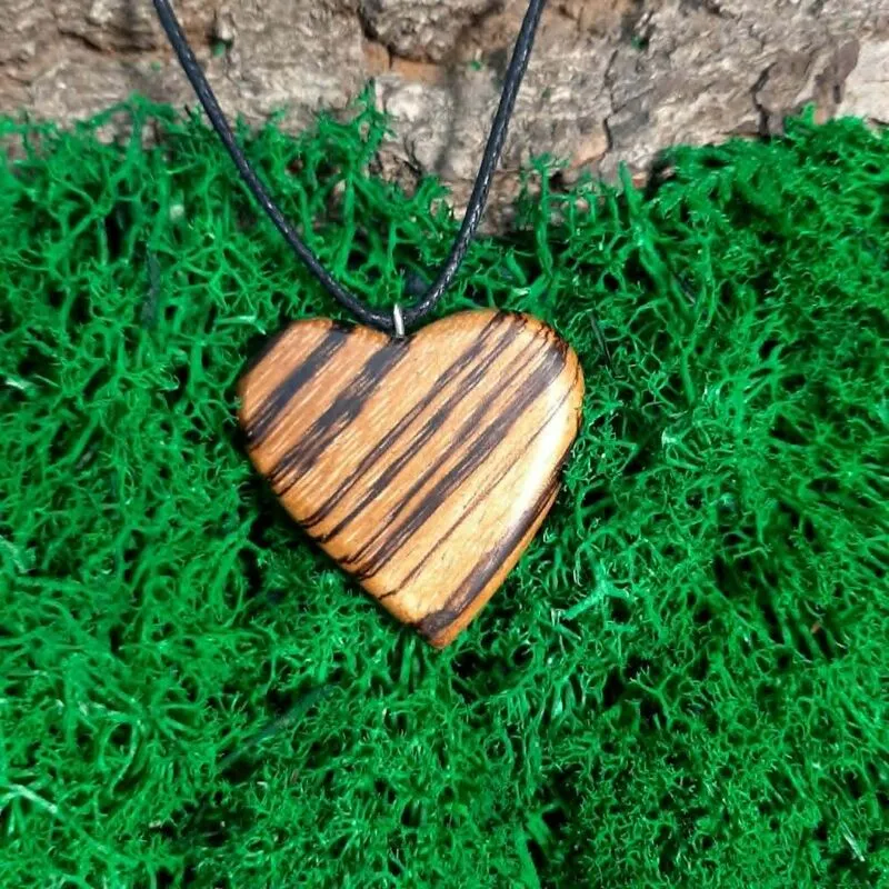 Drewniany wisiorek serce z drewna zebrano - odważny design w biżuterii egzotycznej Nela Wood