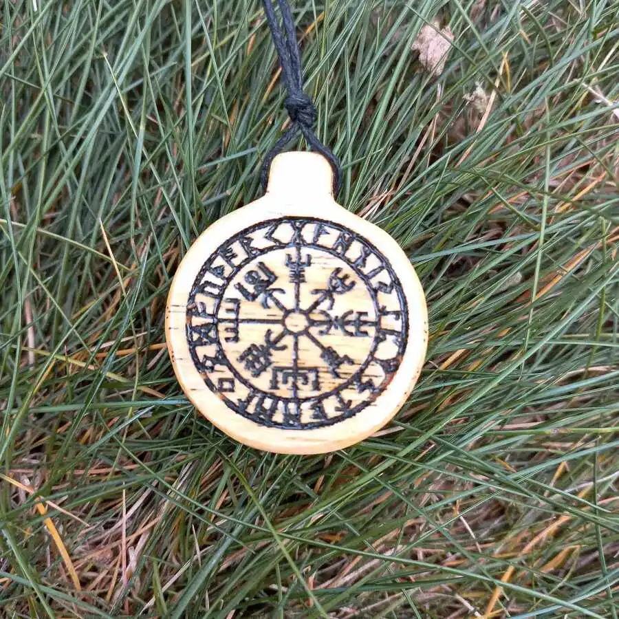 Wisiorek kompas wikingów Vegvisir grawerowany w drewnie oliwnym - amulet ochronny Nela Wood