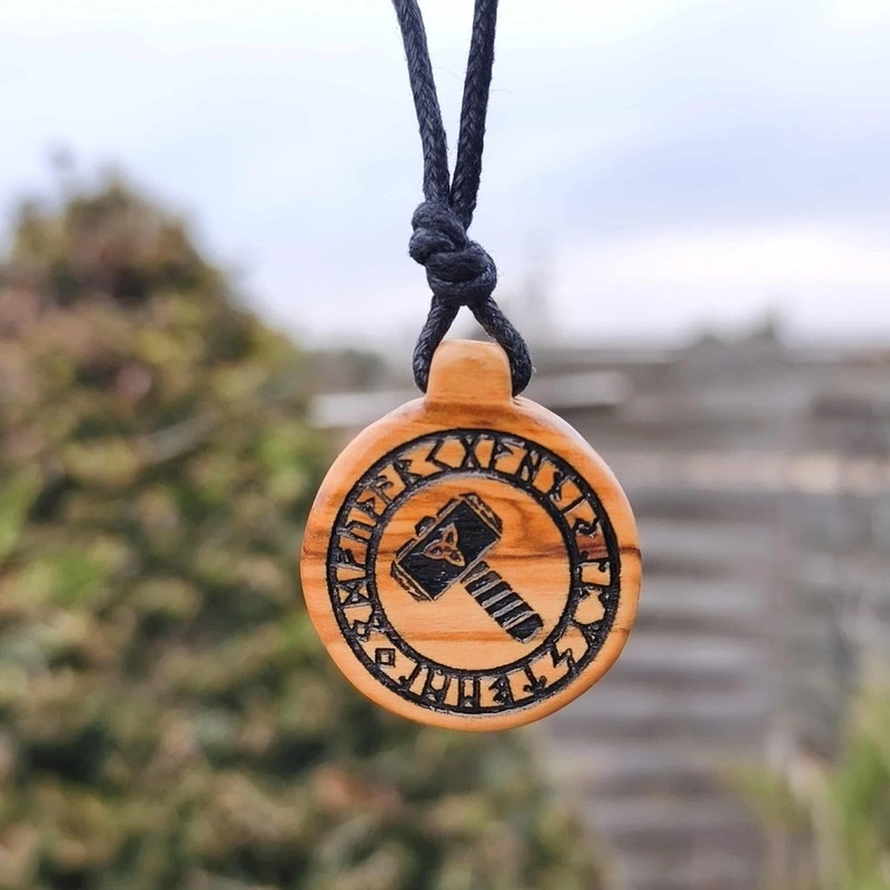 Proces tworzenia: Ręcznie robiony wisiorek Młot Thora z polerowanego drewna oliwnego