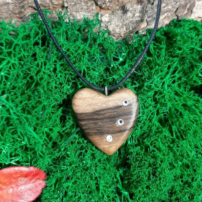 Wisiorek serce z orzecha włoskiego ozdobiony kryształkiem - rękodzieło i biżuteria artystyczna Nela Wood