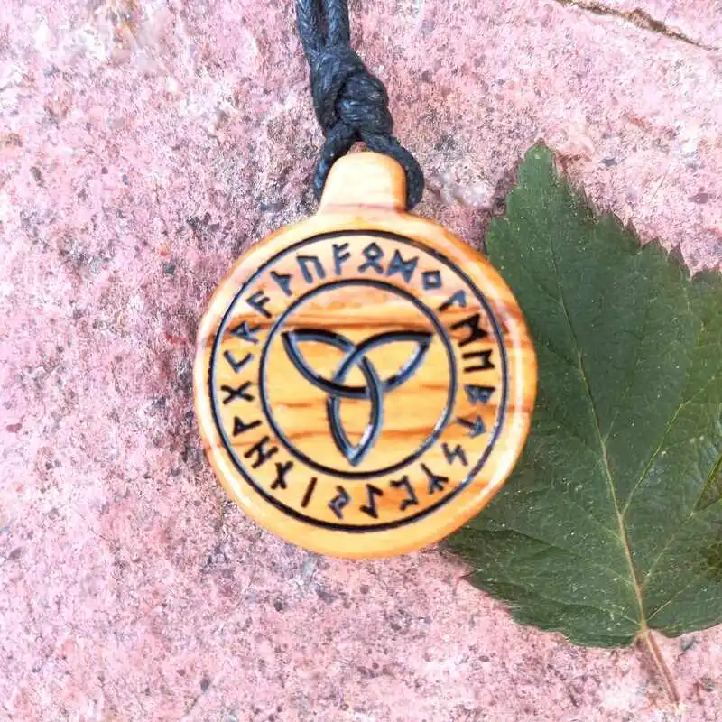 Wisiorek celtycki Triquetra z drewna oliwnego - unikatowa biżuteria handmade Nela Wood