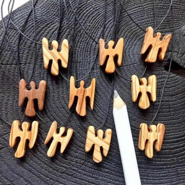 Kolekcja ręcznie robionych wisiorków aniołków z drewna egzotycznego Nela Wood - unikatowa biżuteria handmade