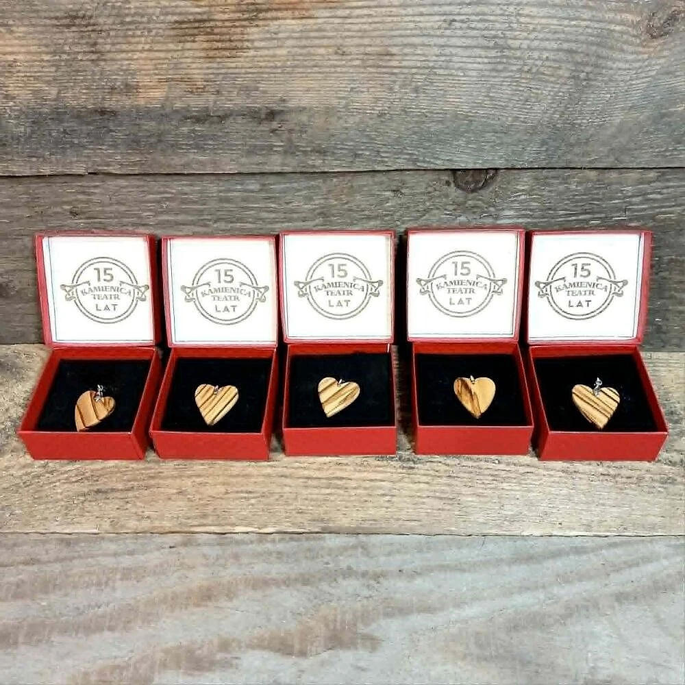 Wisiorki w kształcie serca z drewna oliwnego - naturalna biżuteria i ekskluzywny prezent rękodzielniczy