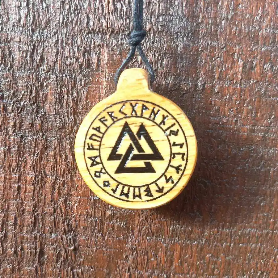 Drewniany wisiorek Valknut ręcznie robiony z drewna oliwnego - symbolika nordycka Nela Wood