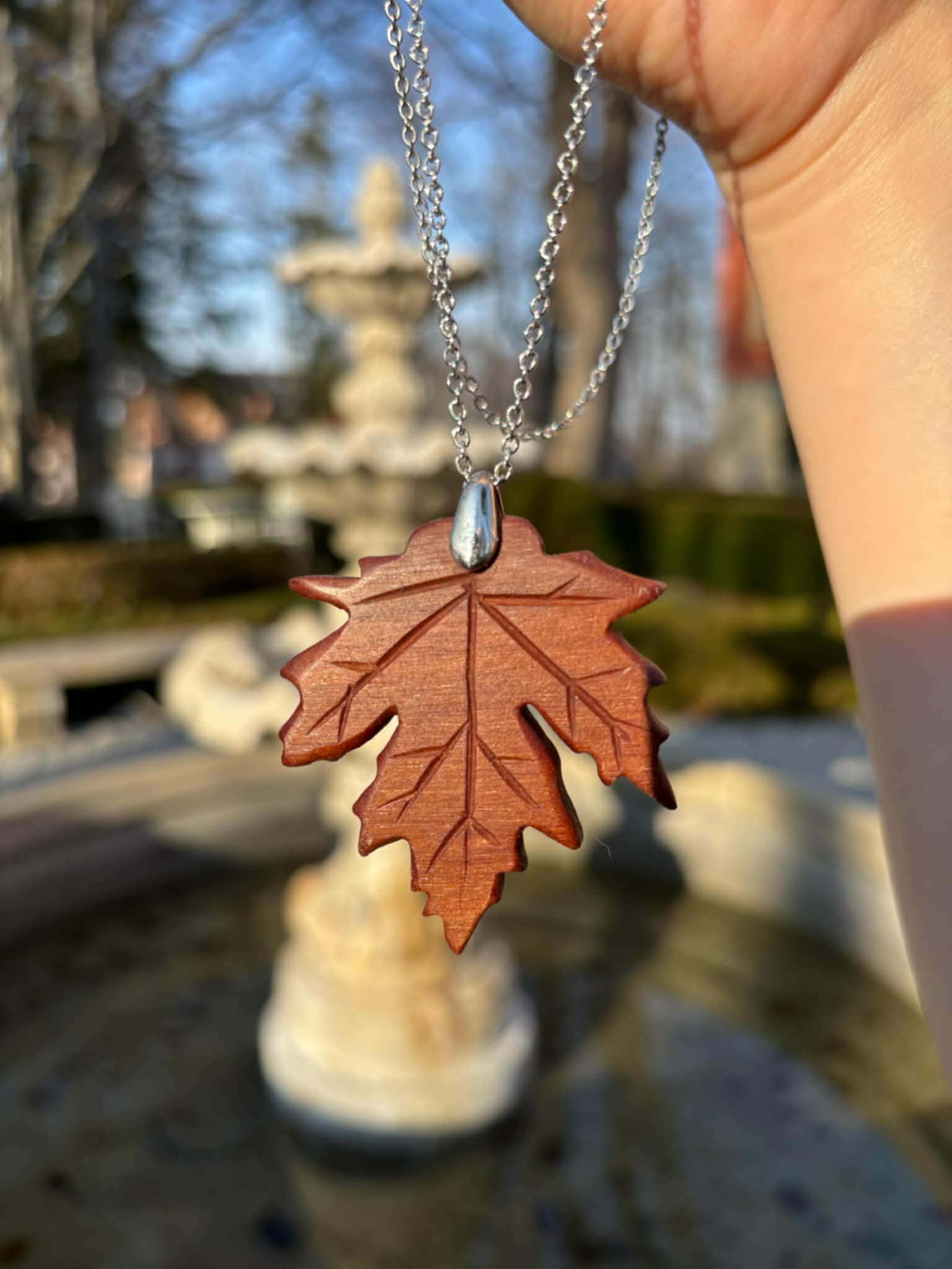 Ręcznie wykonany wisiorek z drewna Meranti - autentyczna biżuteria męska/unisex Nela Wood