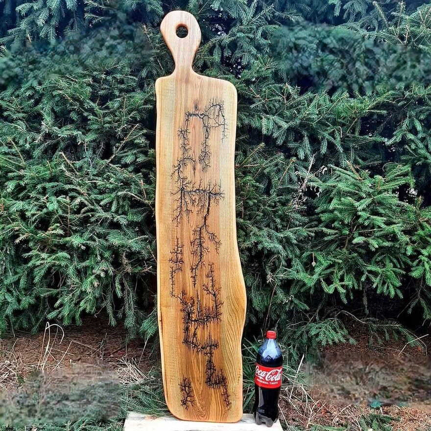 Monumentalna długa deska bankietowa Nela Wood wykonana ręcznie z litego drewna jesionu o długości 139 cm, idealna do serwowania przekąsek w stylu grazing table