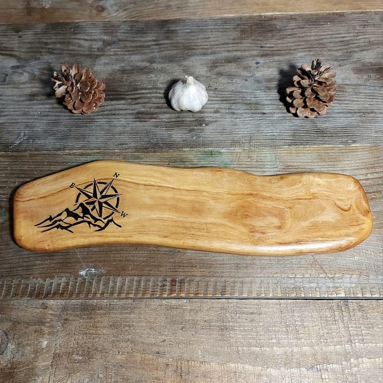 Luksusowa deska z drewna oliwnego Nela Wood z grawerem szczytów i kompasu