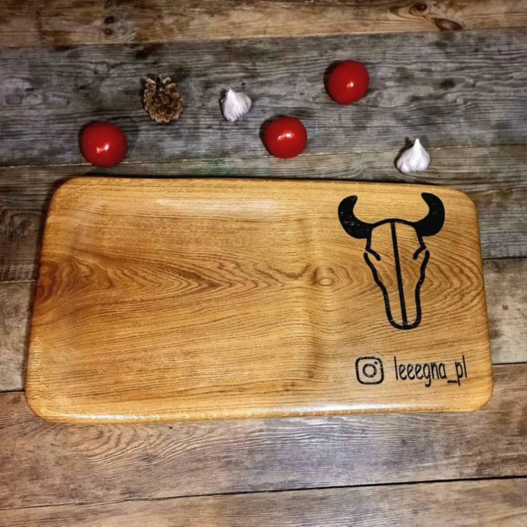 Monolityczna deska do podawania steków Nela Wood z wypalonym logo - standard gastronomiczny