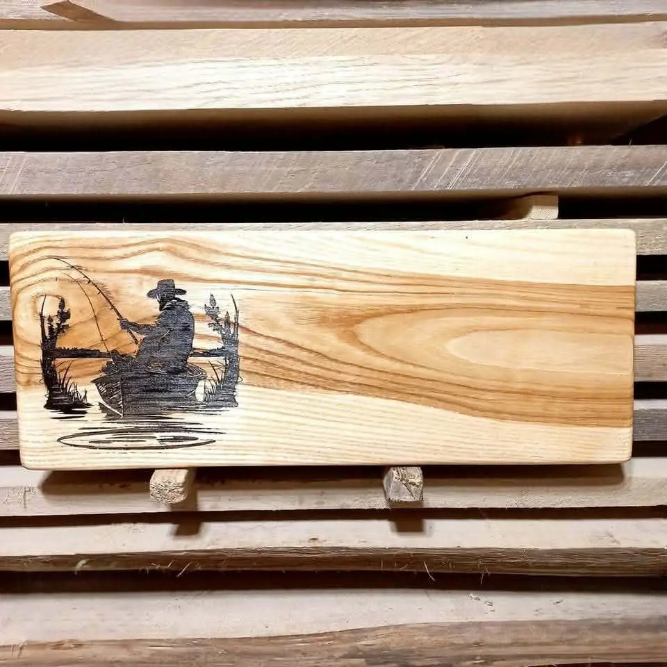 Personalizowana deska z jesionu Nela Wood grawer wędkarz na łódce, luksusowe rękodzieło dla pasjonata