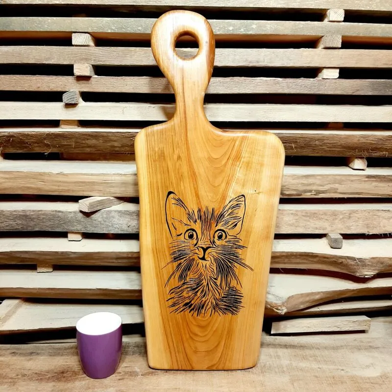 Prezent dla kociarza - deska z grawerem kota, szlachetne drewno: iroko, meranti, zebrano, wenge i teak