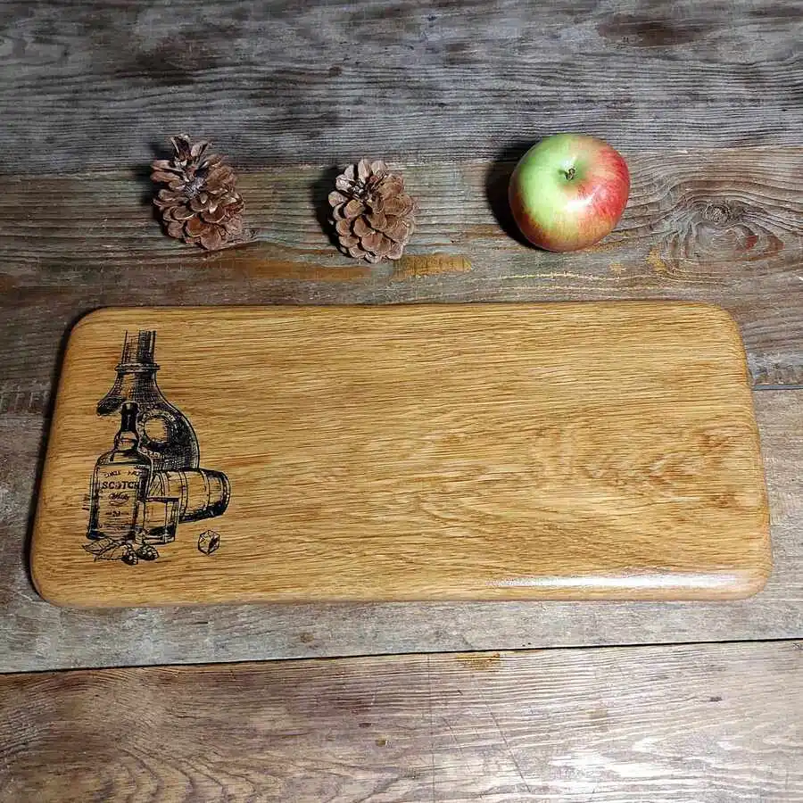 debowa-deska-do-podawania-przekasek-ozdobny-grawer-trunki-nela-wood-zelechow