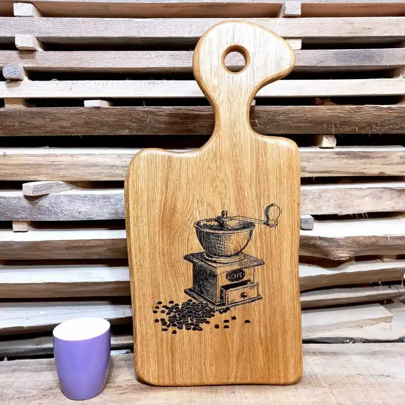 Dębowa deska do serwowania z grawerem personalizowanym - prezent ślubny od Nela Wood