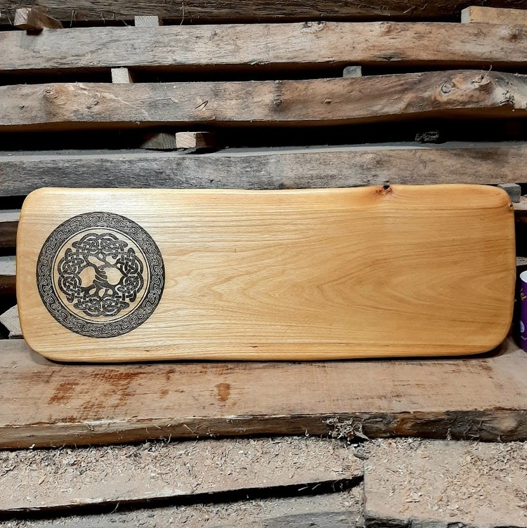 Jesionowa deska do krojenia z artystycznym grawerem celtyckim Nela Wood