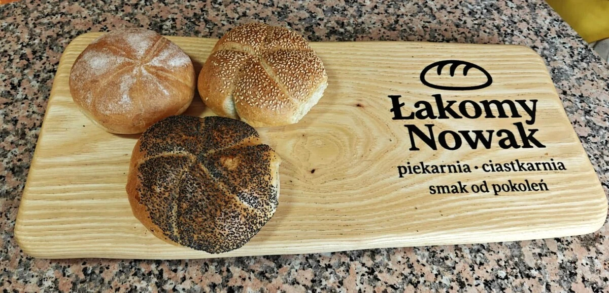 Jasna deska do krojenia z jesionu - luksusowy prezent na parapetówkę od rzemieślnika