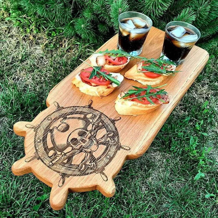 deska-do-podawania-przekasek-z-marynistycznym-grawerem-styl-nadmorski-dab