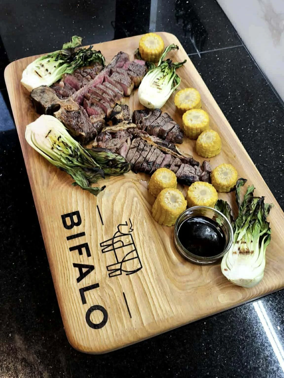 Luksusowa deska na steki z grawerem logo firmowego Nela Wood