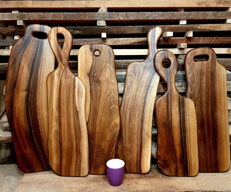 Ekskluzywna deska do krojenia handmade wykonana z ciemnego drewna orzecha włoskiego