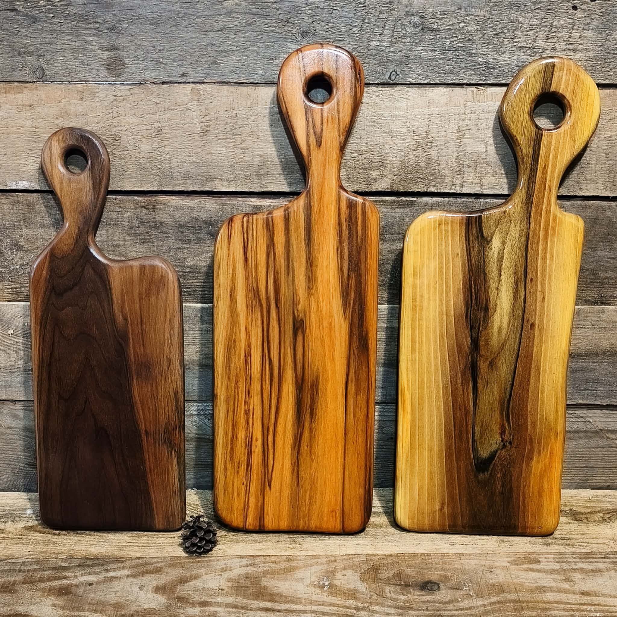Zestawienie desek do krojenia z orzecha amerykańskiego boliwijskiego i włoskiego Nela Wood