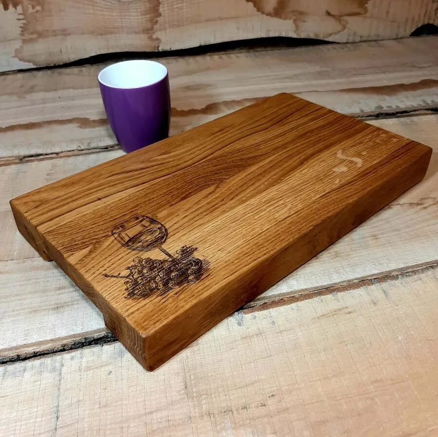 Masywna dębowa deska do krojenia z ozdobnym grawerem roślinnym