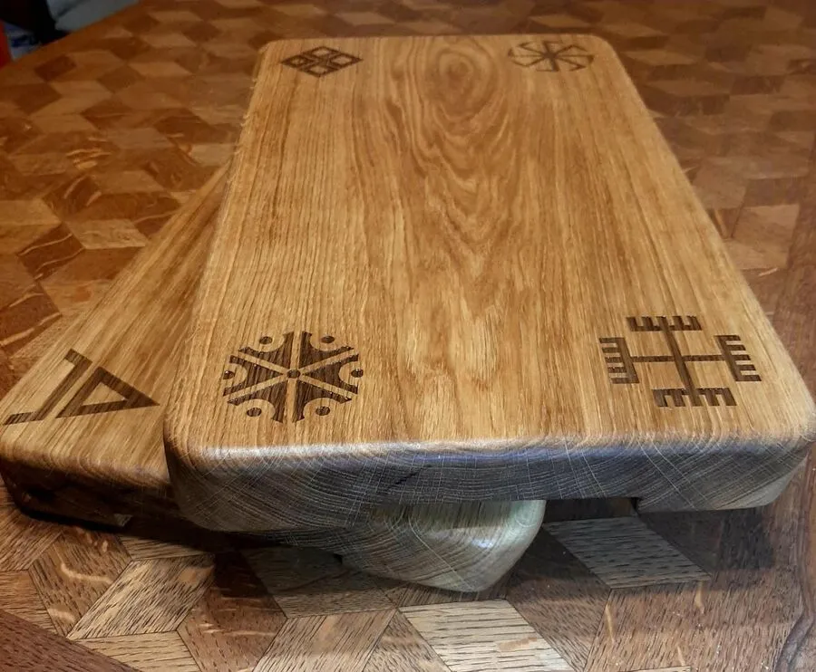Deska do serwowania z grawerem symboli słowiańskich Nela Wood