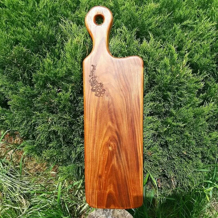 Duża deska do krojenia i serwowania wykonana z monolitu orzecha boliwijskiego przez rzemieślnika Nela Wood