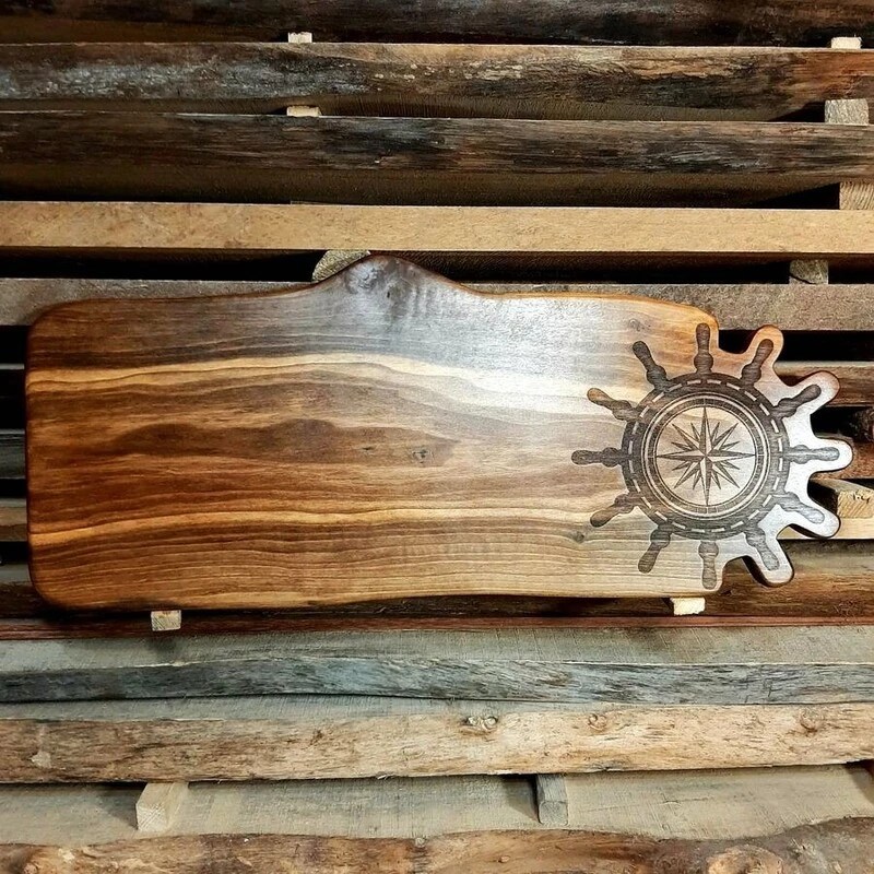 Luksusowa deska z orzecha włoskiego dla żeglarza z motywem morskim