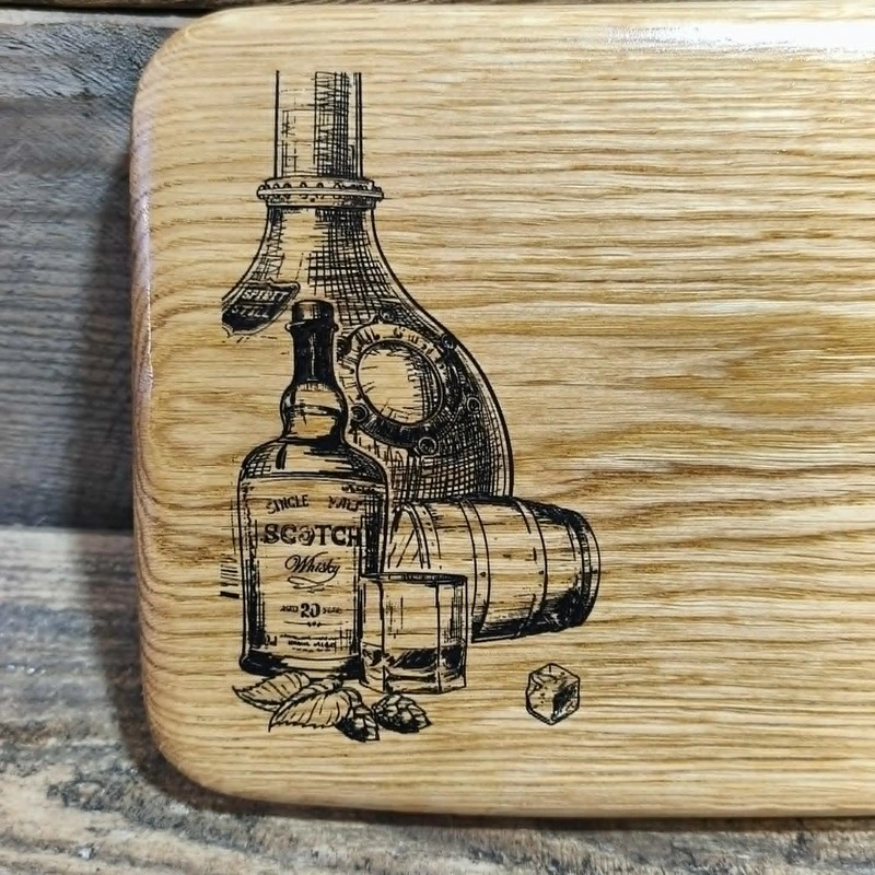 Detale graweru laserowego na dębowej desce Nela Wood - motyw whisky