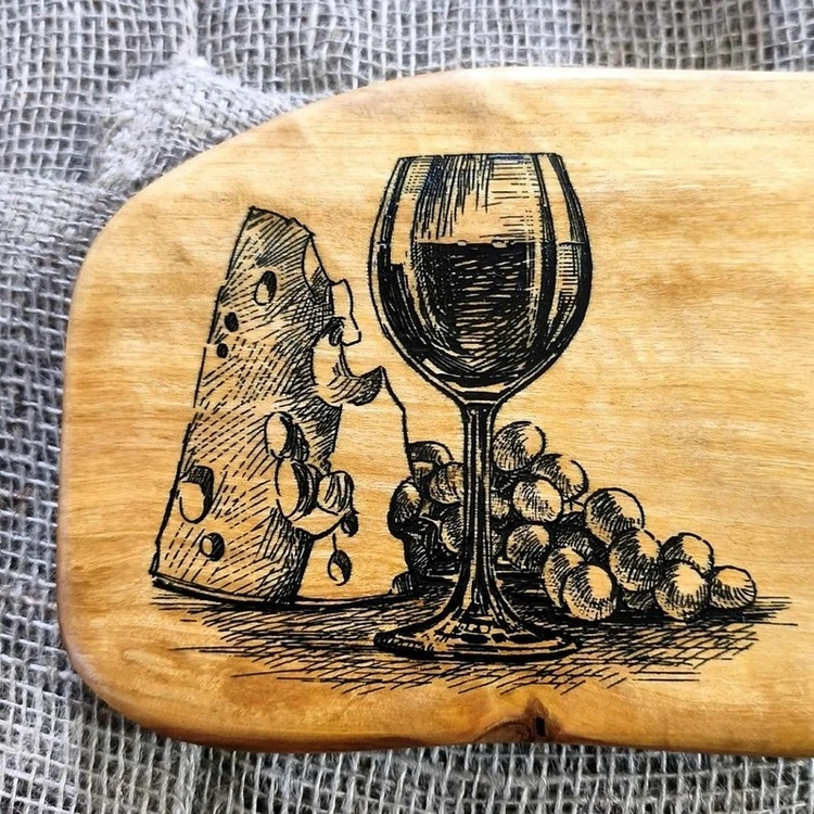 Zbliżenie na zabezpieczony grawer na desce do krojenia Nela Wood