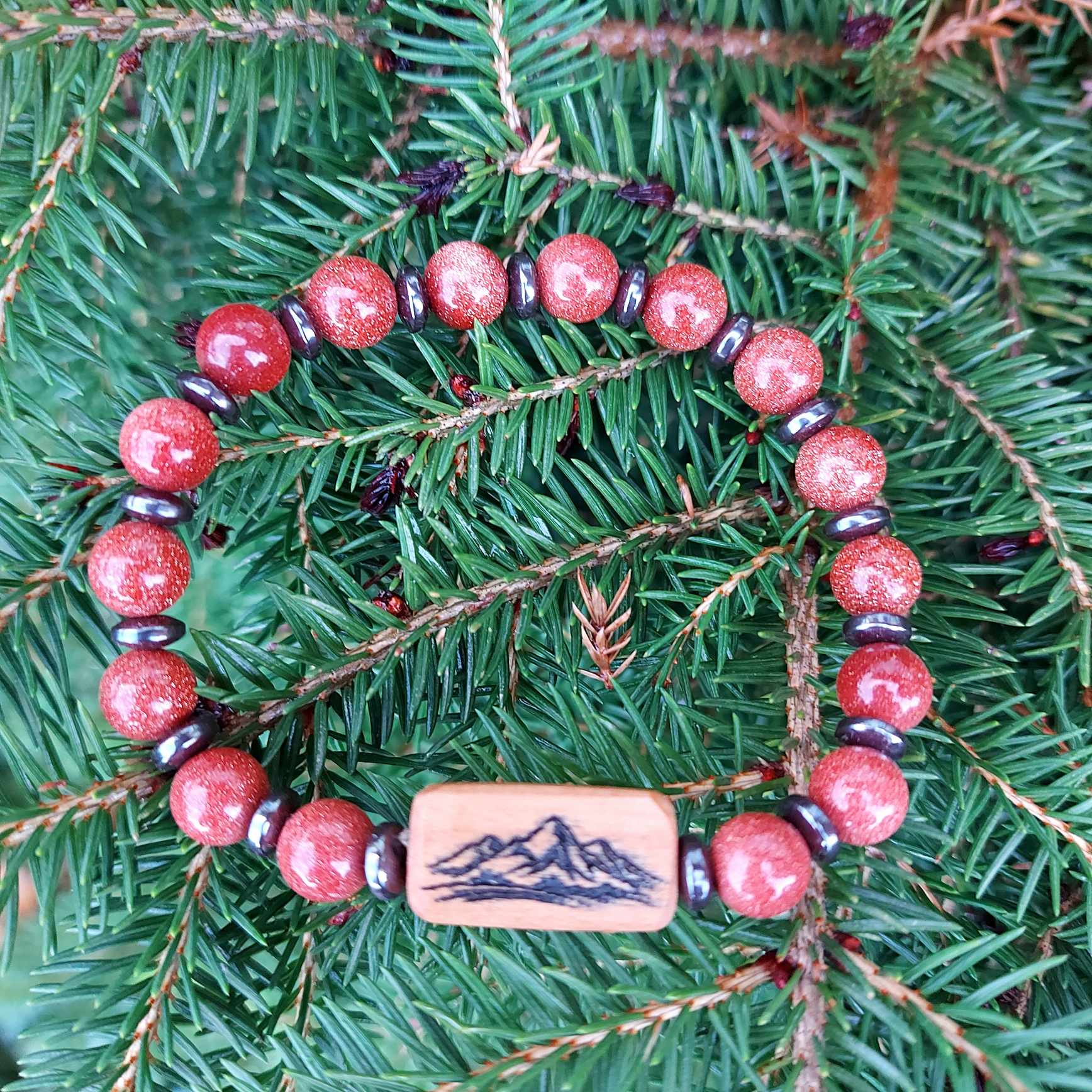 Damska bransoletka Nela Wood z piasku pustyni, hematytu i drewna oliwnego z grawerem gór