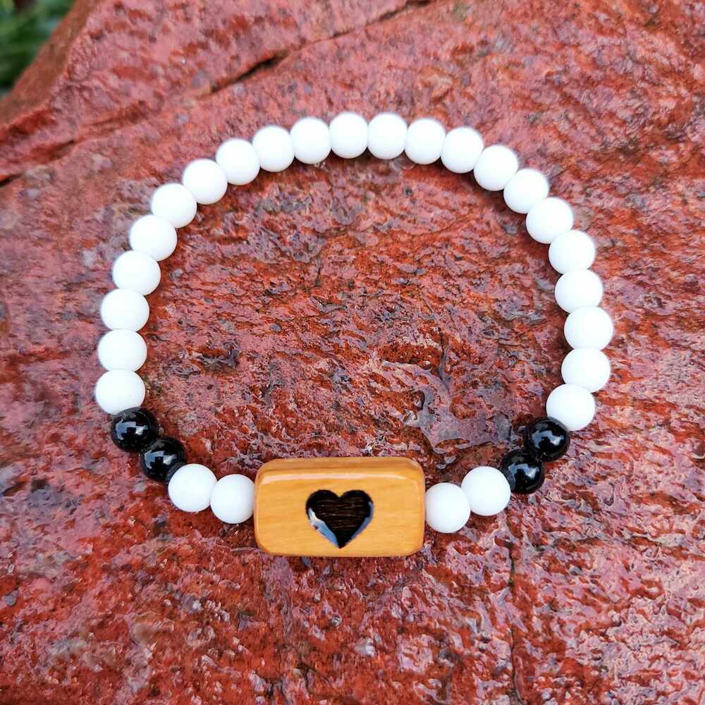 Ręcznie robiona bransoletka damska Nela Wood z onyksu, ceramiki i drewna oliwnego z sercem