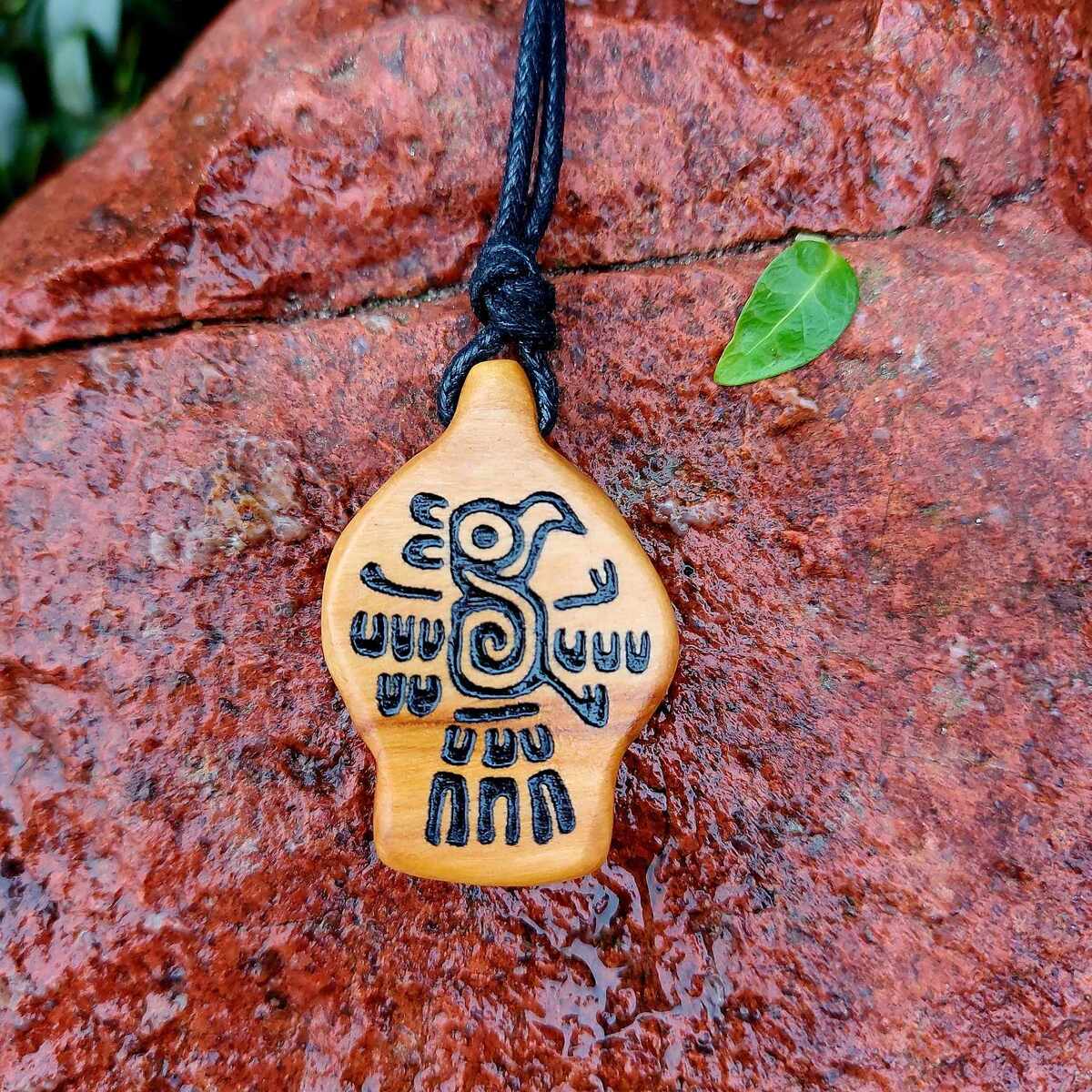 Ręcznie wykonany wisiorek z drewna oliwnego z grawerem ptaka Nela Wood