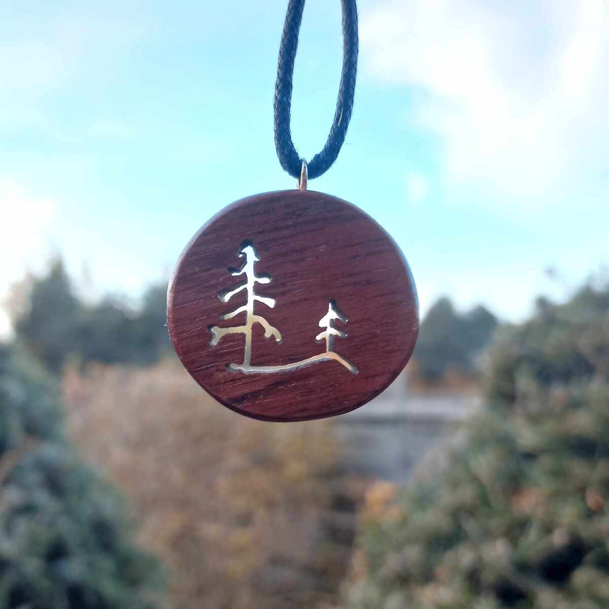 Fioletowy wisiorek z drewna amaranth z wyciętym motywem drzewa - marka Nela Wood