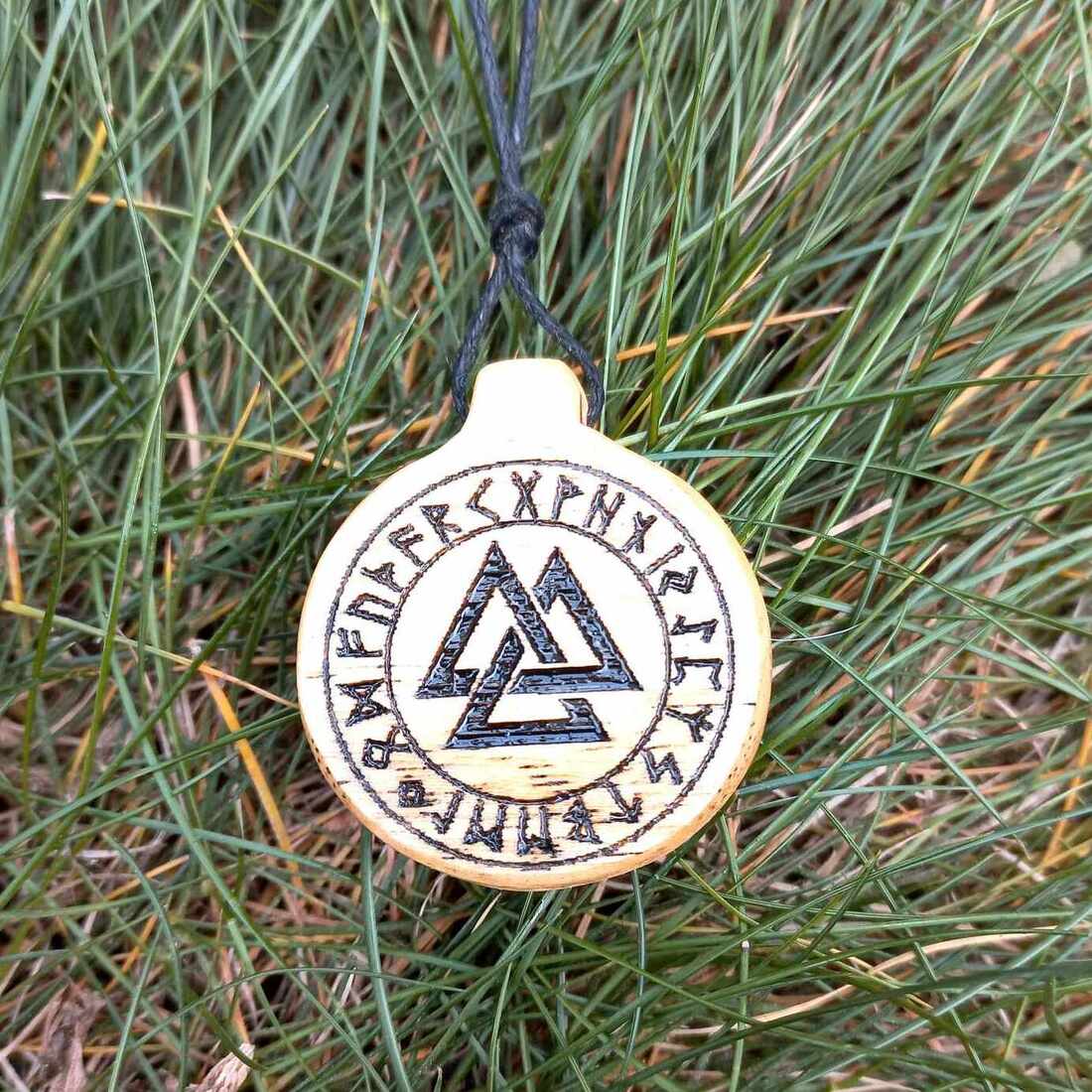 Męski wisiorek z drewna Framire z ręcznie wypalanym symbolem Valknut - Nela Wood