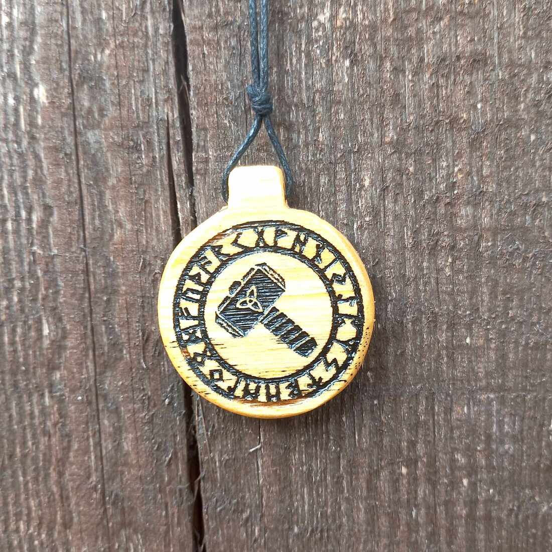Męski wisiorek z drewna Framire z ręcznie wypalonym Młotem Thora Mjölnir - Nela Wood