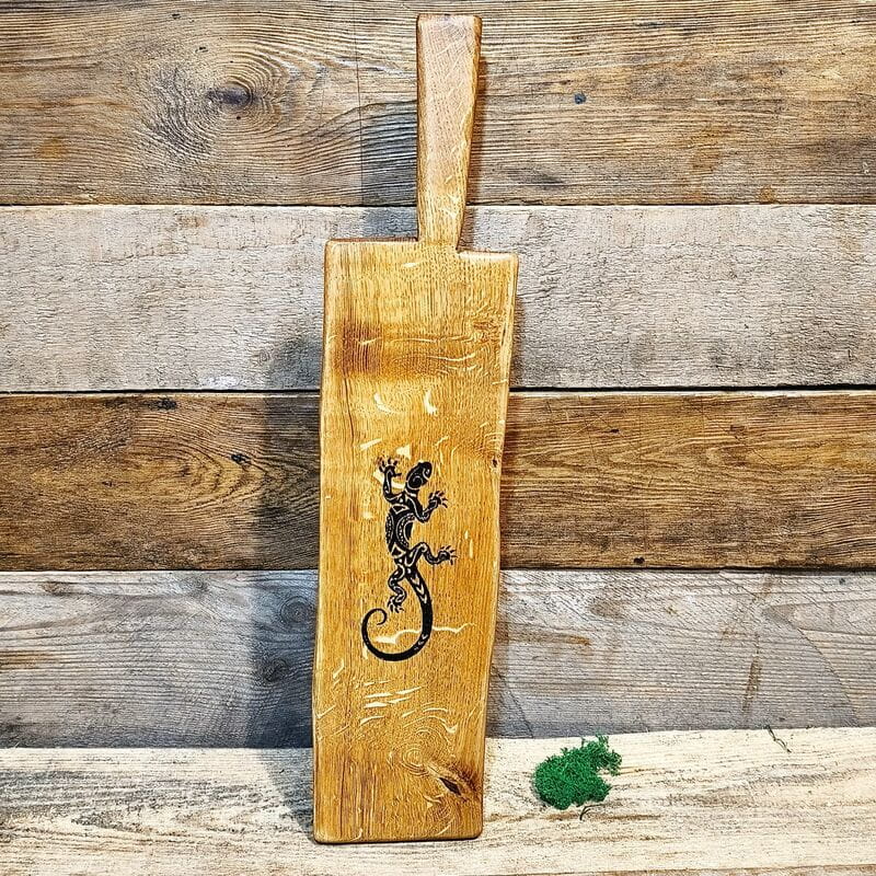 Długa i wąska deska dębowa Nela Wood z grawerem jaszczurki, idealna do podawania sushi i przystawek